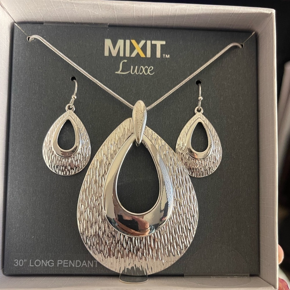 MIXIT Set Dome Necklace with Matching Earrings. Silver tone 30” Chain NEW
